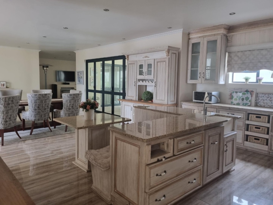 To Let 8 Bedroom Property for Rent in Xanadu North West